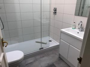 a bathroom with a shower and a toilet and a sink at GuestReady - Classic Charm near Holyrood Park in Edinburgh
