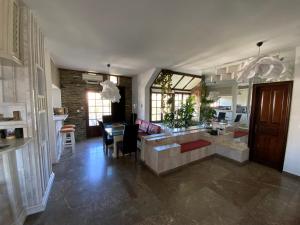 ein Wohnzimmer mit einem Sofa und einem Tisch in der Unterkunft Athens Voula garden bungalow in Athen