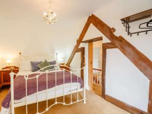 1 dormitorio con cama y lámpara de araña en 4 Bed in Corwen 88868, en Corwen