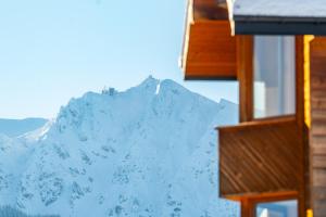 een met sneeuw bedekte berg voor een gebouw bij Willa Regina II Resort & SPA in Zakopane