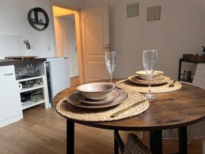 コブレンツにあるApp7 - place2b - direkt am Rheinのダイニングルームテーブル(皿、グラス付) +12枚の写真