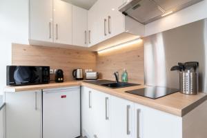 Dapur atau dapur kecil di Lille center equipped and bright apartment