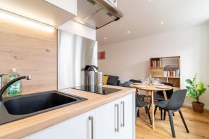 Dapur atau dapur kecil di Lille center equipped and bright apartment