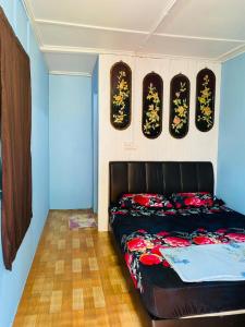 ein Schlafzimmer mit einem Bett und vier Fenstern an der Wand in der Unterkunft Ella's Place Salang Tioman in Tioman Island