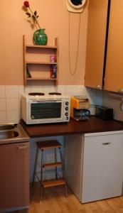 a kitchen with a microwave on a counter with a stool at Huoneisto 1 - 4 hengelle in Strömfors
