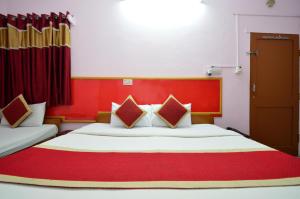 Postel nebo postele na pokoji v ubytování HOTEL JAI MAA PALACE