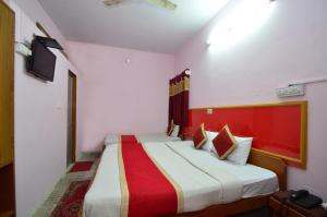 Postel nebo postele na pokoji v ubytování HOTEL JAI MAA PALACE