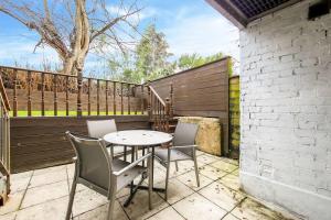 un tavolo e sedie seduti su un patio di Highgate Garden Apartment- 2 Bed a Londra