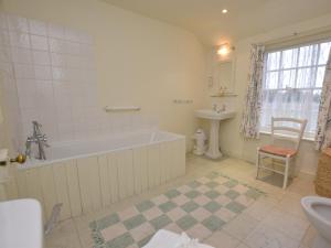 y baño con bañera y lavamanos. en 4 bed in Lyndhurst 57407, en Lyndhurst
