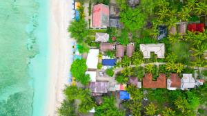 eine Luftansicht eines Resorts neben dem Strand in der Unterkunft Pelangi Cottages Gili Air in Gili Air