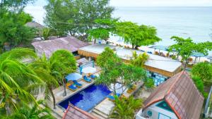 una vista aérea de un complejo con piscina en Pelangi Cottages Gili Air, en Gili Air