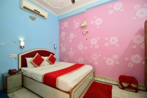 Postel nebo postele na pokoji v ubytování HOTEL JAI MAA PALACE