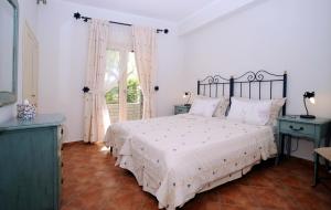 A bed or beds in a room at Stalakton Country Maisonettes Még 23 kép