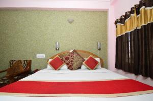 Postel nebo postele na pokoji v ubytování HOTEL JAI MAA PALACE