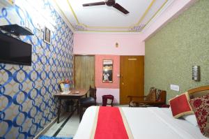 Postel nebo postele na pokoji v ubytování HOTEL JAI MAA PALACE