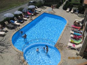 un grupo de personas en una piscina en Dom-El Real Apartments 3 - Sveti Vlas, en Sveti Vlas