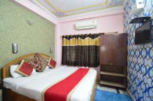 Postel nebo postele na pokoji v ubytování HOTEL JAI MAA PALACE