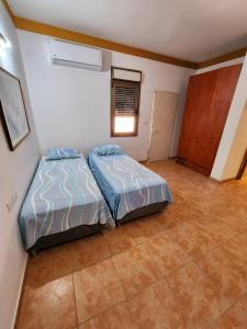 Un dormitorio con dos camas en una habitación. en Kati's Room, en Eilat