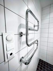 La salle de bains est pourvue d'une douche avec une main courante en métal. dans l'établissement Luxury Apartment In City Centre, à Göteborg
