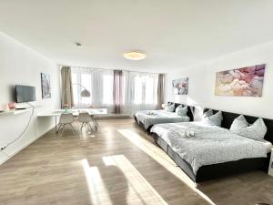 a living room with two beds and a couch at City Appartement Küche,Bad, Parken im Zentrum von Ravensburg in Ravensburg +51 photos