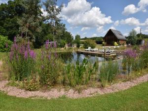 un jardin avec un étang et une cabane en bois dans l'établissement 3 Bed in Ledbury 76423, 