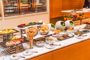 uma linha de buffet com aperitivos e comida em Crowne Plaza Bangkok Lumpini Park, an IHG Hotel em Bangkok