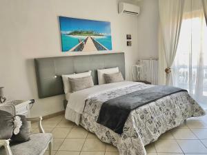um quarto com uma cama e um quadro na parede em B&B Maison Blanche em Pompeia