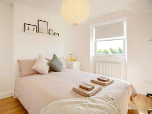 Un dormitorio con una cama blanca con toallas. en 3 Bed in Llandudno 89331 en Llandudno