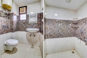 La salle de bains est pourvue de toilettes, d'une baignoire et d'un lavabo. dans l'établissement FabExpress Abode Inn, à New Delhi