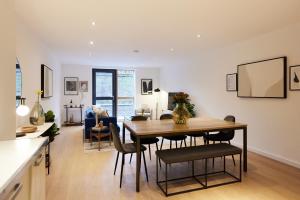 cocina y comedor con mesa y sillas en The Putney Escape - Trendy 2BDR Flat with Terrace + Parking en Londres