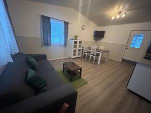 a living room with a couch and a table at Ekokatti Cottages in Vuokatti