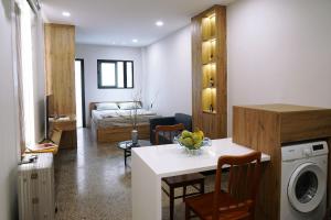 Sala de estar con cocina y dormitorio en AN Studio NBK, en Ho Chi Minh
