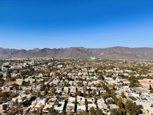 una vista aerea di una città con montagne sullo sfondo di Centaurus Apartment Three Bed a Islamabad