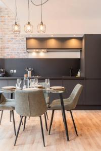 une salle à manger avec une table et des chaises ainsi qu'une cuisine dans l'établissement Unique apartment in the Old Lille !, à Lille
