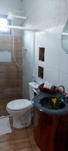 a bathroom with a toilet and a sink at Casa temporada jaguaripe bahia toca do guaiamum in Jaguaripe