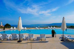 Bazén v ubytování Апартаменти Сънбрийз - Sunbreeze Apartments nebo v jeho okolí + 37 fotografií