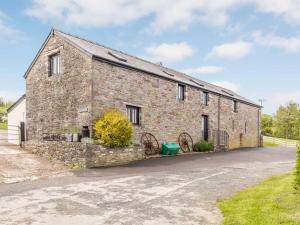 um antigo edifício de tijolos com duas janelas em 2 Bed in Brecon BN310 em Cray