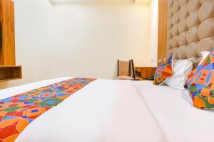 um quarto com uma cama com uma colcha colorida em FabHotel Cozy Inn em Mumbai