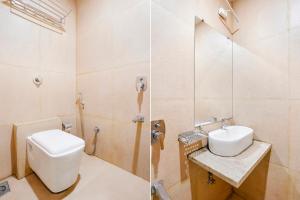 uma casa de banho com um WC e um lavatório em FabHotel Cozy Inn em Mumbai