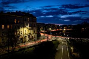 ulica miejska w nocy z budynkami i światłami ulicznymi w obiekcie RentPlanet - Apartamenty Krasińskiego we Wrocławiu
