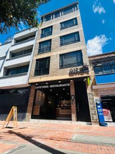Un edificio alto con un cartel delante. en Apartamento Meredi, en Bogotá