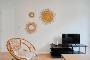 ラ・マドレーヌにあるRenovated 1 bedroom apartment- Lilleの椅子と壁掛け鏡3つ
