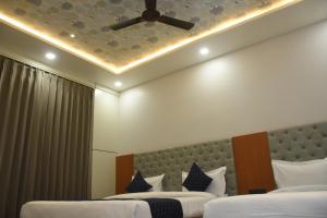 Hotel Pride Of Chittor客房内的一张或多张床位