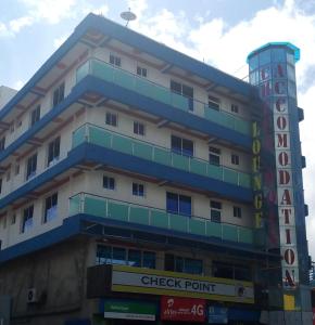 een gebouw met een bord voor een controlepunt bij Checkpoint Inn Hotel, Mombasa in Mombasa