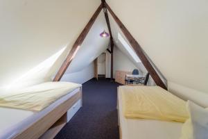 Cette chambre mansardée comprend 2 lits. dans l'établissement Wanderlust Wernigerode - Dein Tor zum Harzer Abenteuer, à Wernigerode