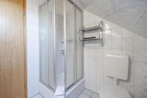 La salle de bains est pourvue d'une douche et de toilettes. dans l'établissement Wanderlust Wernigerode - Dein Tor zum Harzer Abenteuer, à Wernigerode