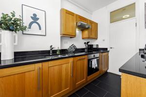 Kuchyň nebo kuchyňský kout v ubytování 1 Bedroom Apartment - Mayfair (6)