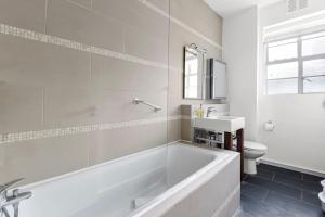 Ett badrum på 1 Bedroom Apartment - Mayfair (6)