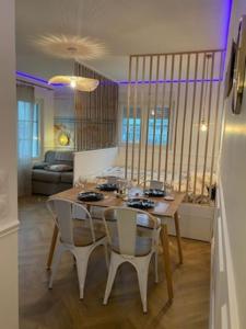een keuken met een tafel en stoelen in een kamer bij Perle Berckoise - studio - 250m de la plage - 1er étage in Berck-sur-Mer
