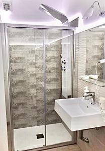 タオルミーナにあるB&B Giuliaのバスルーム(洗面台、ガラス張りのシャワー付)
